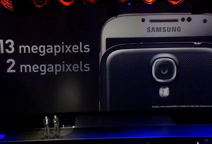 رائد يكشف عن مزايا Galaxy S4 ... فهل يستحقّ الشراء؟